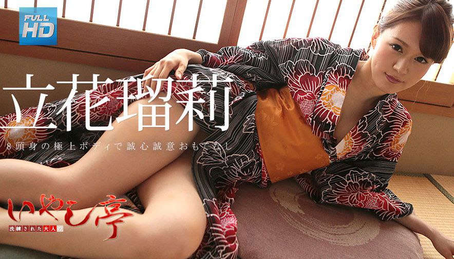 深夜极品高端外围，第二场拿出开档黑丝，翘起屁股舔逼对着镜头，深插打桩表情一脸享受